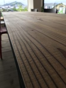 木目が美しいダイニングテーブル
