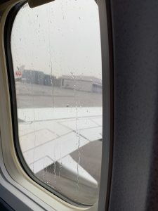 飛行機の窓にも大粒の雨