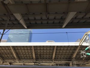 東京駅新幹線ホームから見える青空