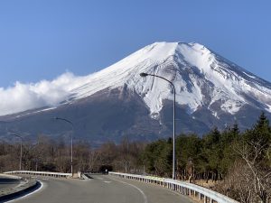 冬空に鮮やかな富士山