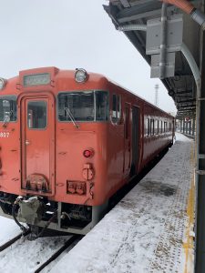 昼間なのにガリガリに凍ったホームの函館駅