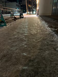 夜の函館市内のカチンコチンの歩道
