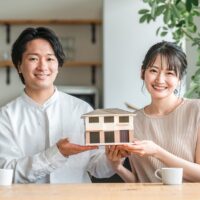家の模型を持つ夫婦