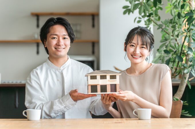 家の模型を持つ夫婦